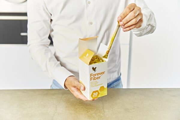 Forever Fiber, poster cu produsul tinut in mana de un barbat care extrage un plic din cutie