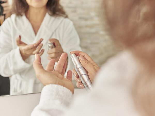 Firming serum in mainile unei femei aflate in baie