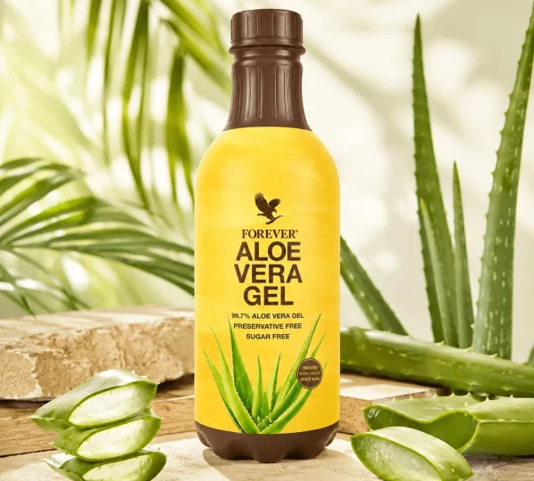 Suplimente naturale pentru mămici care alăptează: ce ajută și ce să eviți 3 Sticlă Forever Aloe Vera Gel pe fundal natural cu frunze de aloe, în articol despre alăptare