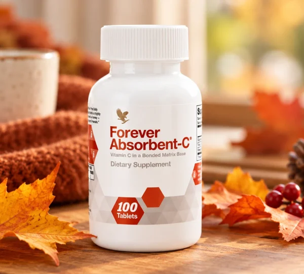 Imunitatea în sezonul rece: ce schimbi concret, de la somn la vitamina C 1 Flaconul Forever Absorbent-C pe o masă de lemn, între frunze de toamnă, pentru imunitatea în sezonul rece